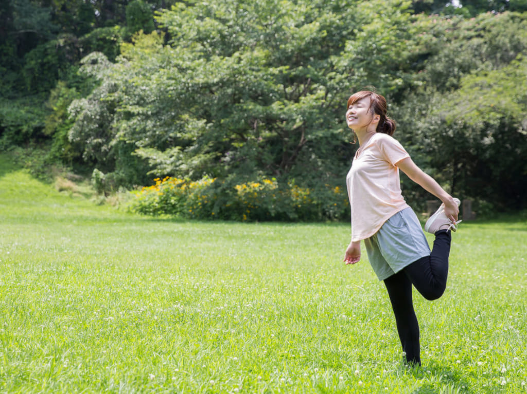 ラジオ体操をする女性